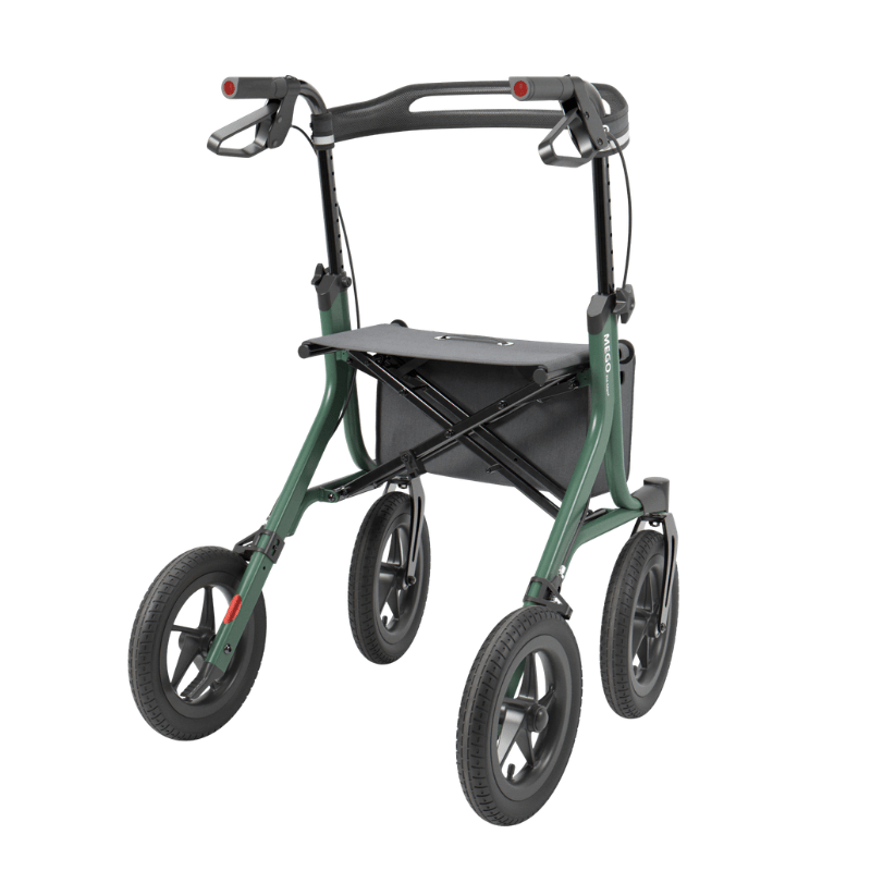Grüner MEGO 2G Outdoor-Rollator schräg von vorne, zeigt Sitzfläche und große Luftreifen