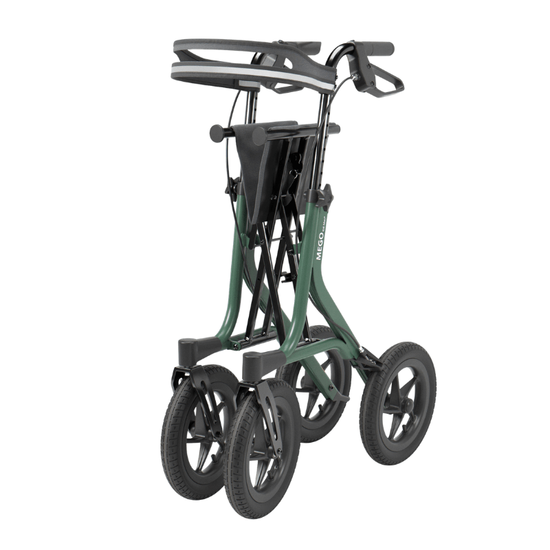 Grüner MEGO 2G Outdoor-Rollator von vorne in zusammengeklappter Position, bereit für Transport
