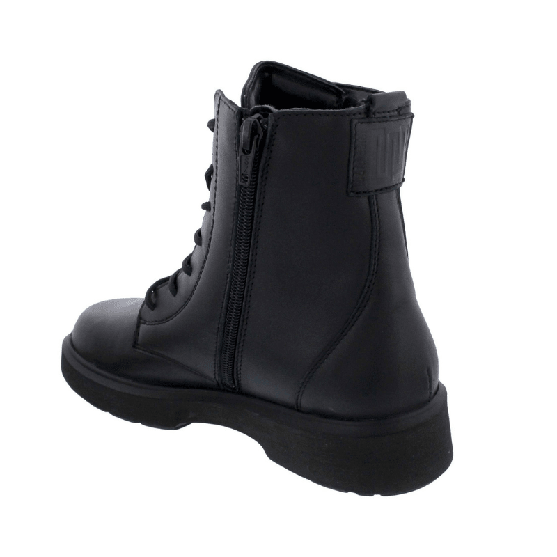 Schwarzer Waldläufer Damenstiefel aus Leder, schräg von hinten mit Reißverschluss und Zugschlaufe