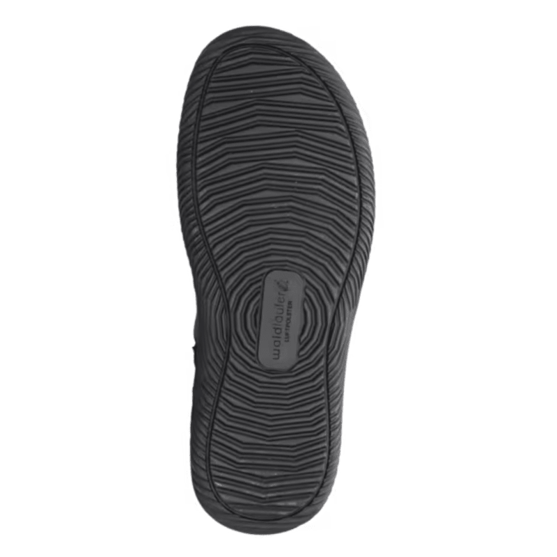 Die schwarze Gummisohle einer Waldläufer Damen-Halbstiefelette mit rutschfestem Profil und Logo