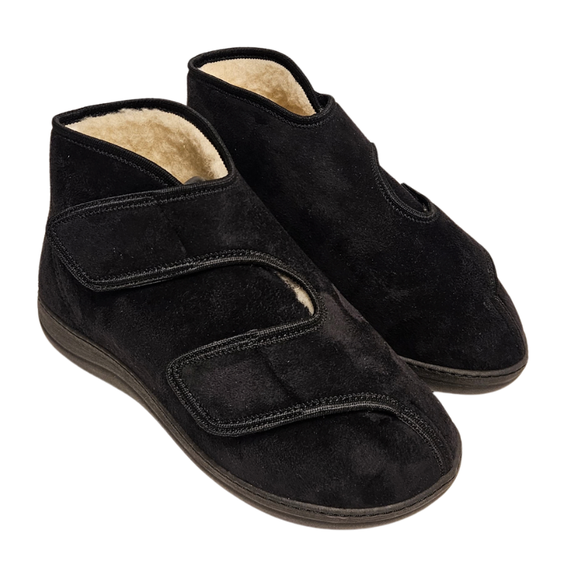Ein Paar schwarze Therapieschuhe mit Klettverschlüssen und einem Blick auf das helle Wollfutter
