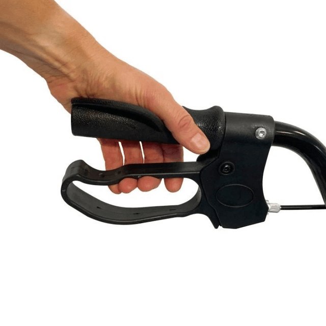 Nahaufnahme einer Hand, die den ergonomischen Griff und den Bremshebel eines Rollators hält